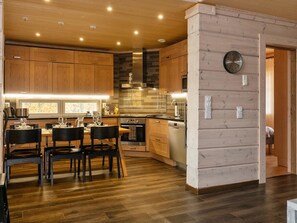 Fridge, microwave, dishwasher, cookware/dishes/utensils