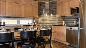 冷蔵庫、電子レンジ、食器洗い機、調理器具と食器