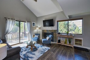 TV, fireplace