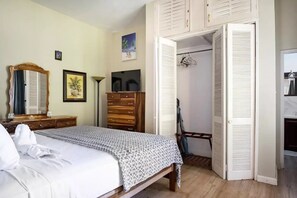 1 habitación, caja de seguridad en la habitación y escritorio 