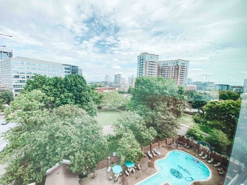 4 Bedroom Penthouse Suite - Music Row - Guitar Pool - Sleeps 12