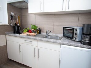 Kühlschrank, Ofen, Hochstuhl, Kochgeschirr/Geschirr/Besteck