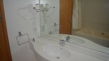 Economy Triple Room | Bathroom | Combined shower/tub, hair dryer, bathrobes, towels