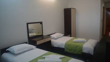 ستائر تعتيم وتجهيزات عازلة للصوت ومكواة/لوح كي وواي فاي مجانًا