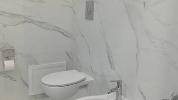 Asciugamani, sapone, carta igienica