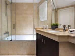 Badewanne, kostenlose Toilettenartikel, Haartrockner, Handtücher
