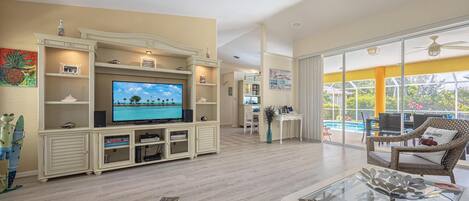 Fernseher, DVD-Player, Stereoanlage