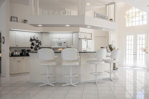 Kylskåp, mikrovågsugn, ugn och spishäll