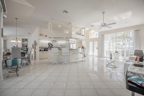 Kylskåp, mikrovågsugn, ugn och spishäll