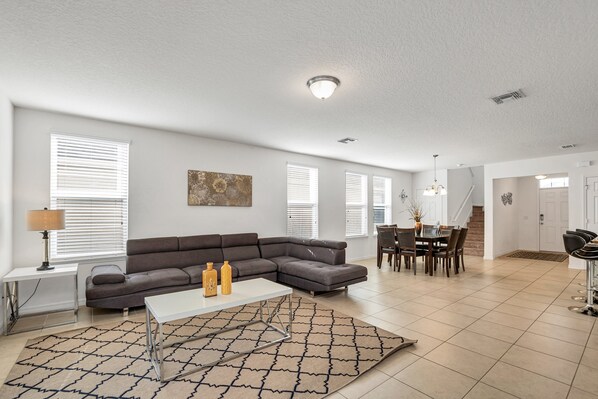 Villa (Luxury 6 bedroom 5 bathroom with Spa ) | Living room