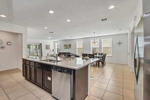 Villa (Luxury 6 bedroom 5 bathroom with Spa ) | Private kitchen - Luxury 6 BD 5 BA With Spa and Game Room 1359york (Davenport)