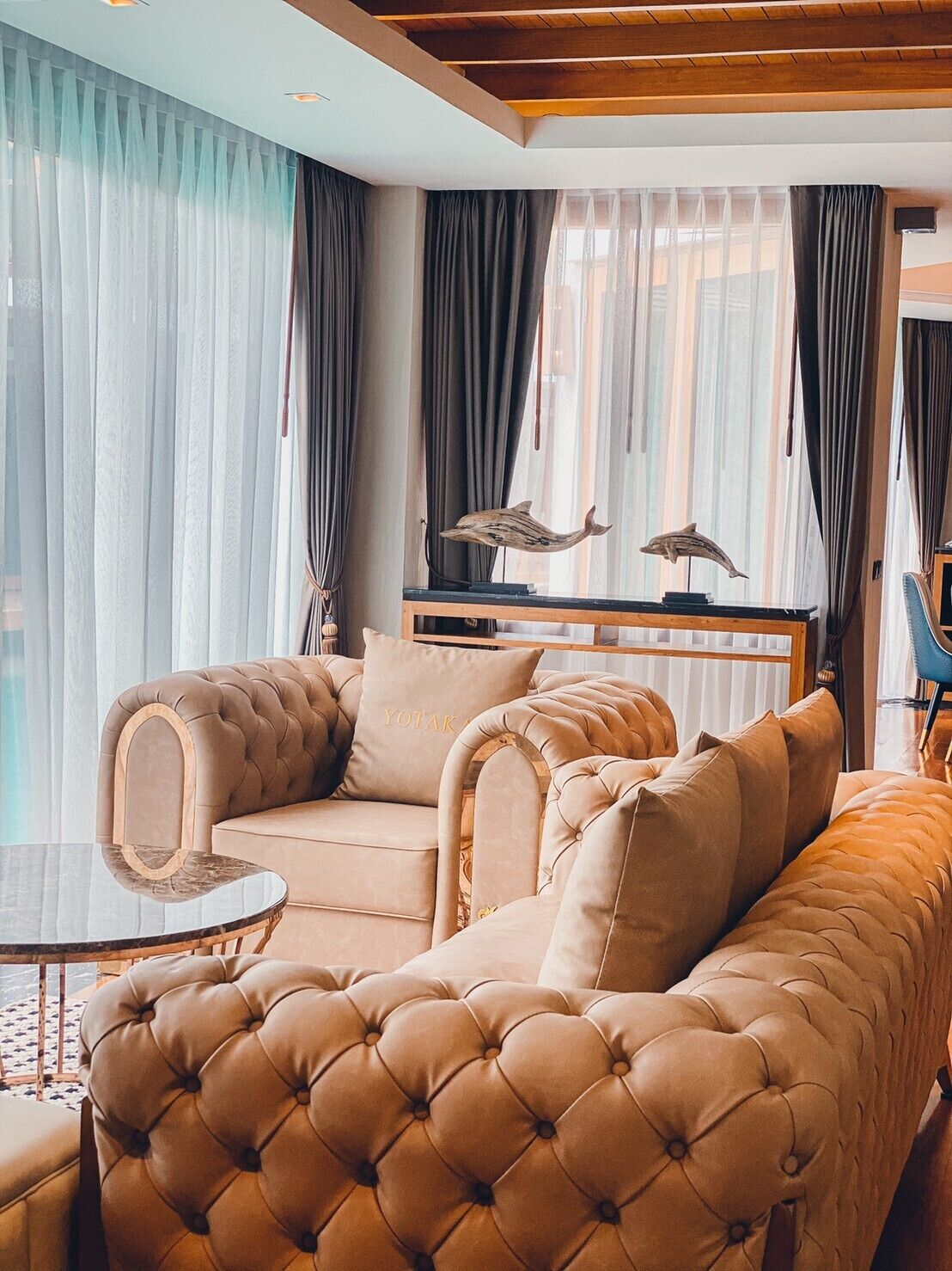 Minibar con artículos gratuitos y caja de seguridad en la habitación 