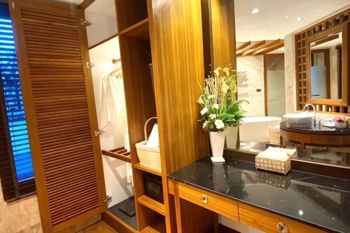 Free toiletries, hair dryer, bathrobes, towels