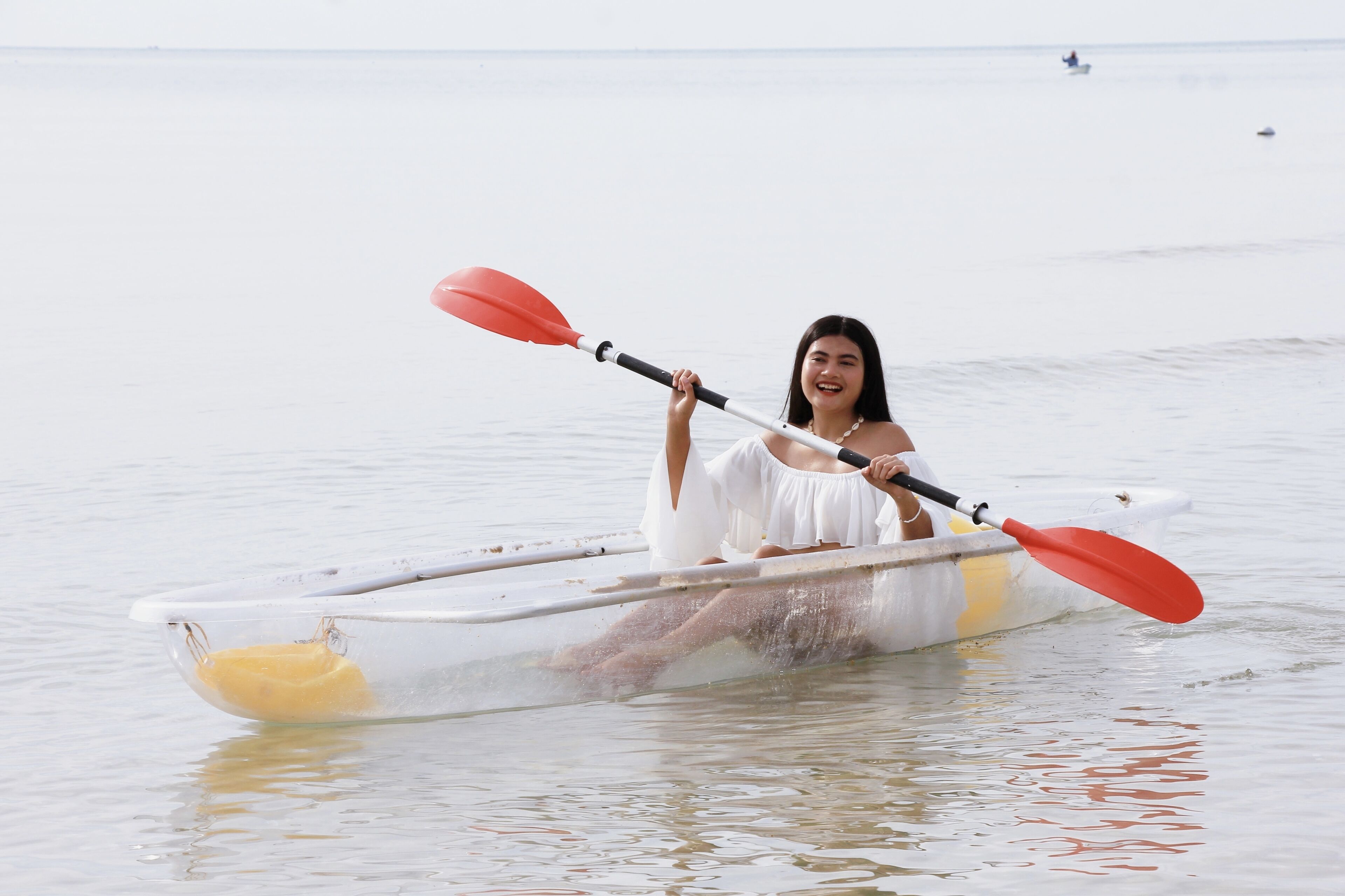 Una persona en kayak sobre aguas tranquilas.