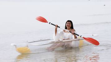 Una persona en kayak sobre aguas tranquilas.