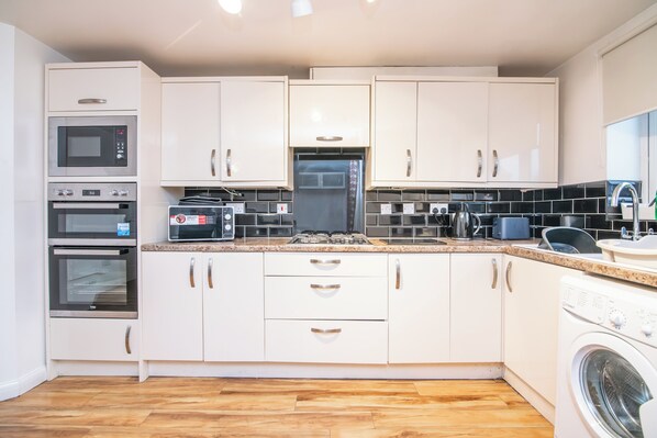 Fridge, oven, stovetop, electric kettle