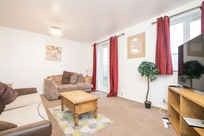TV - 5 bed house with free secure parking in pleasant quiet location (Wolverhampton)