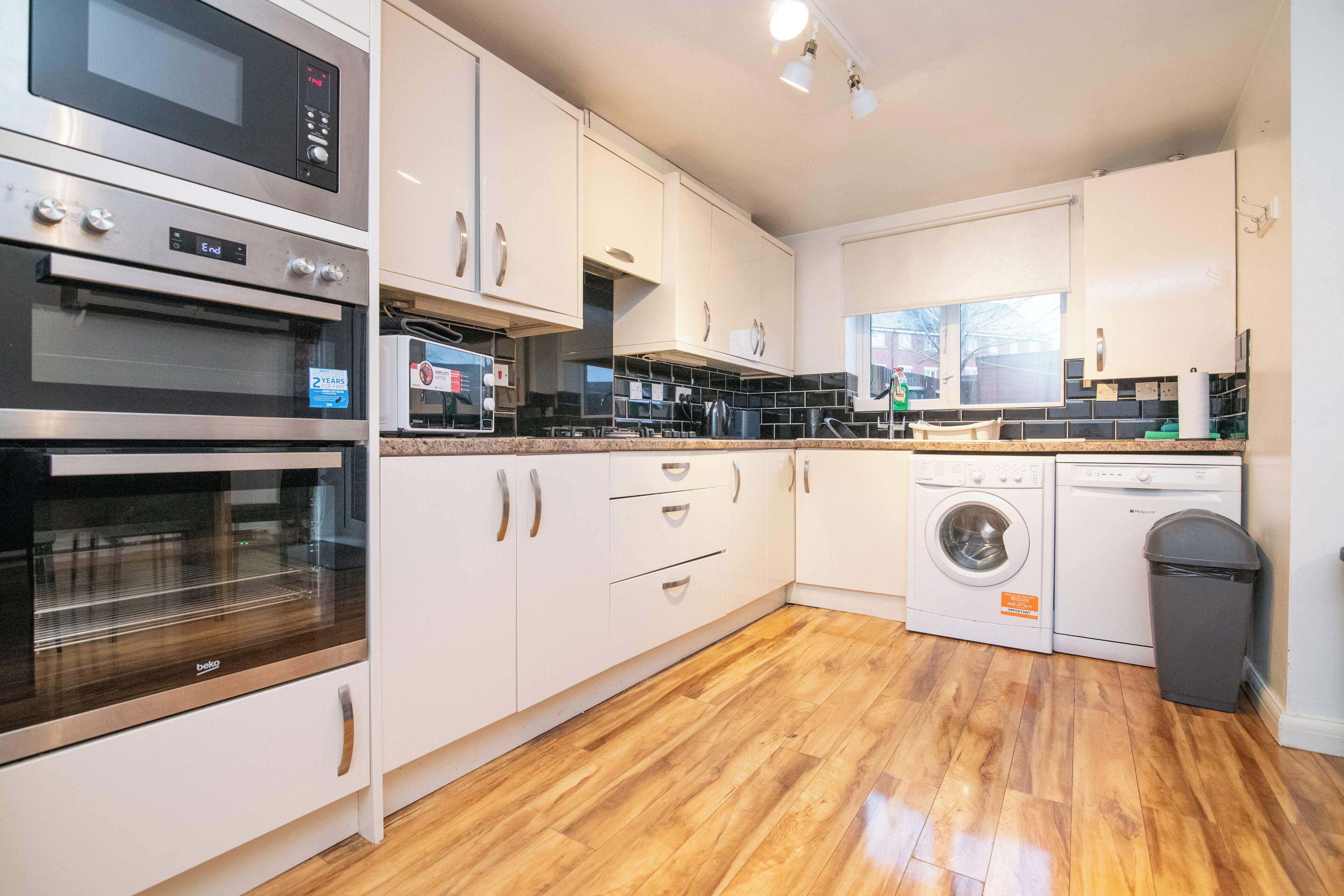 Fridge, oven, stovetop, electric kettle