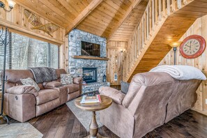 TV, fireplace, DVD player, video library - Domed house - private hot tub & dog-friendly - near lake/trails (Beech Mountain)