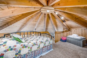 2 bedrooms, internet, bed sheets - Domed house - private hot tub & dog-friendly - near lake/trails (Beech Mountain)