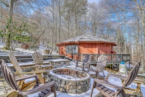 Terrace/patio - Domed house - private hot tub & dog-friendly - near lake/trails (Beech Mountain)