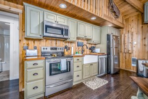 Fridge, microwave, oven, stovetop - Domed house - private hot tub & dog-friendly - near lake/trails (Beech Mountain)