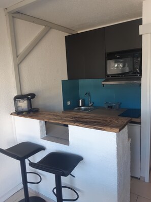 Fridge, microwave, stovetop, coffee/tea maker