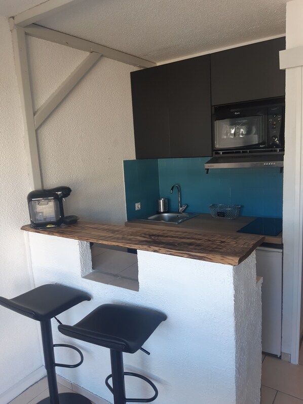 Jääkaappi, mikroaaltouuni, liesi, kahvin-/teenkeitin