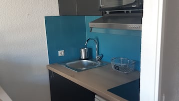 Refrigerador, microondas, parrilla de estufa y cafetera y tetera