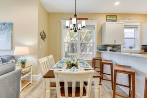 Dining - Bright & Modern Townhome: Steps to Miramar Beach! (Miramar Beach)