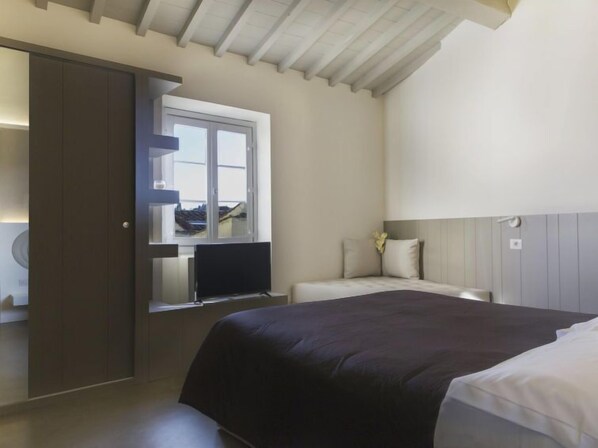 1 bedroom, iron/ironing board, free Internet