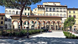 Un bâtiment historique doté de nombreuses arcades et d’une cour intérieure.