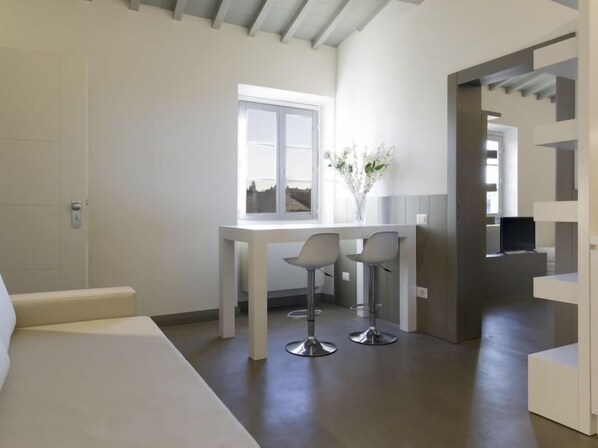 1 bedroom, iron/ironing board, free internet