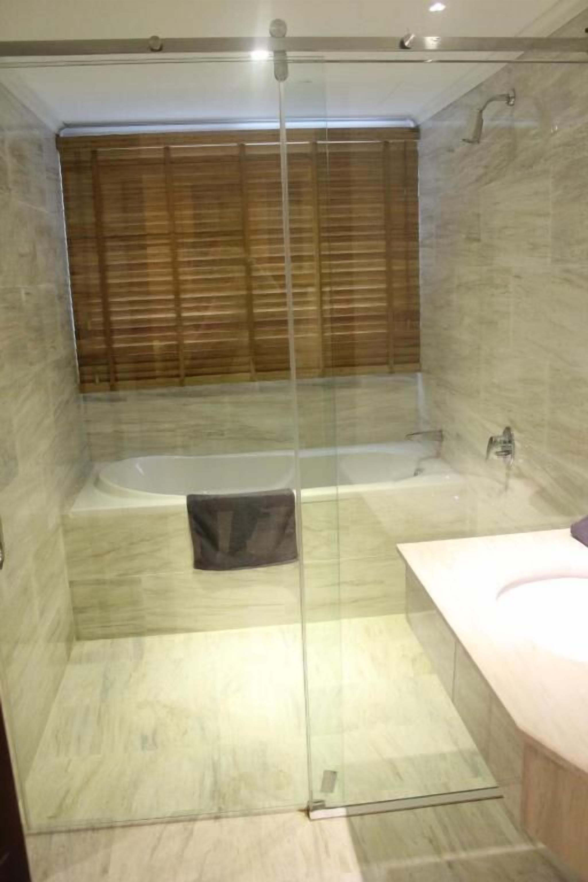 Combined shower/bathtub, rainfall showerhead, hair dryer, slippers