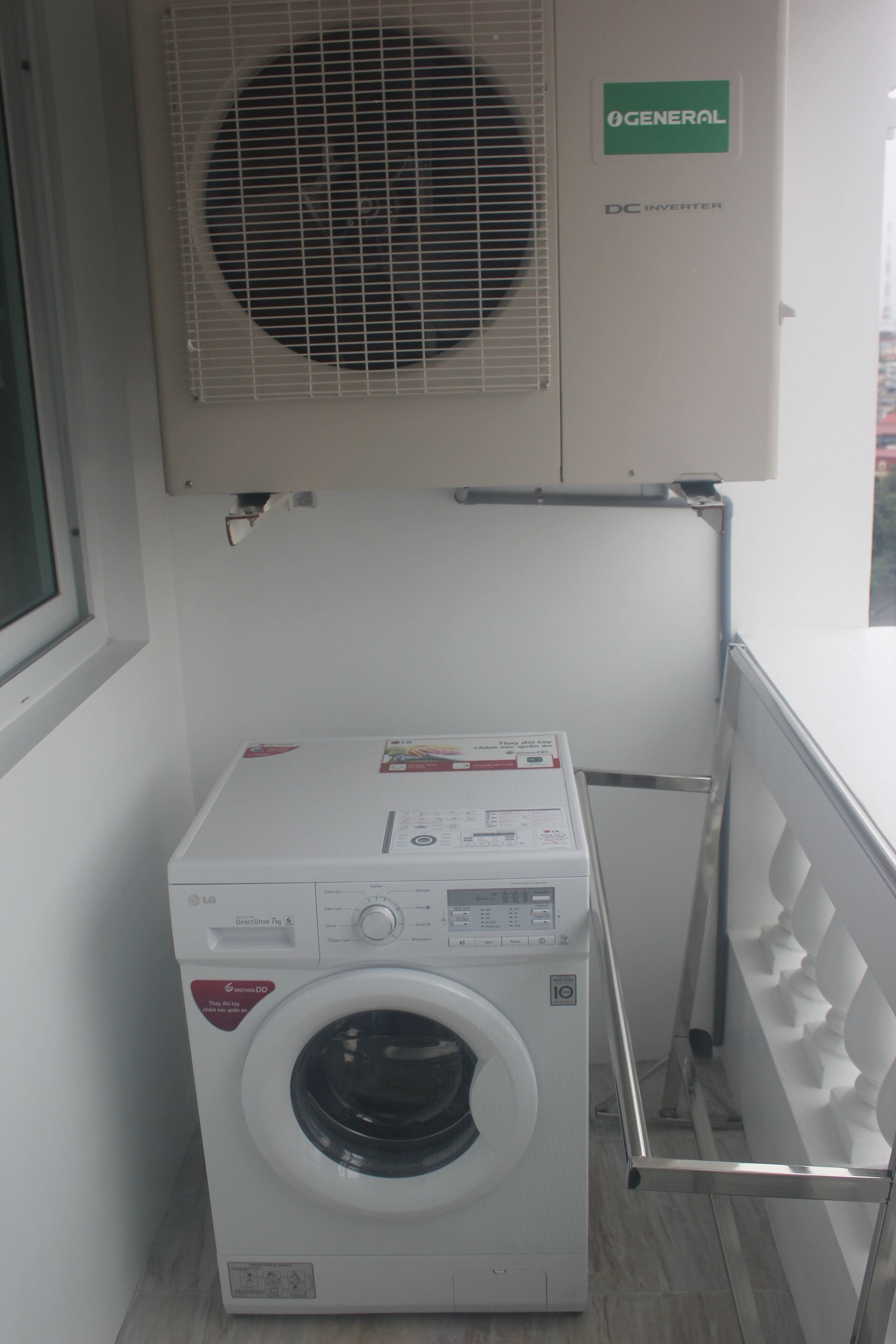 Ein kleiner Waschbereich mit einer Waschmaschine und einem General DC Inverter.