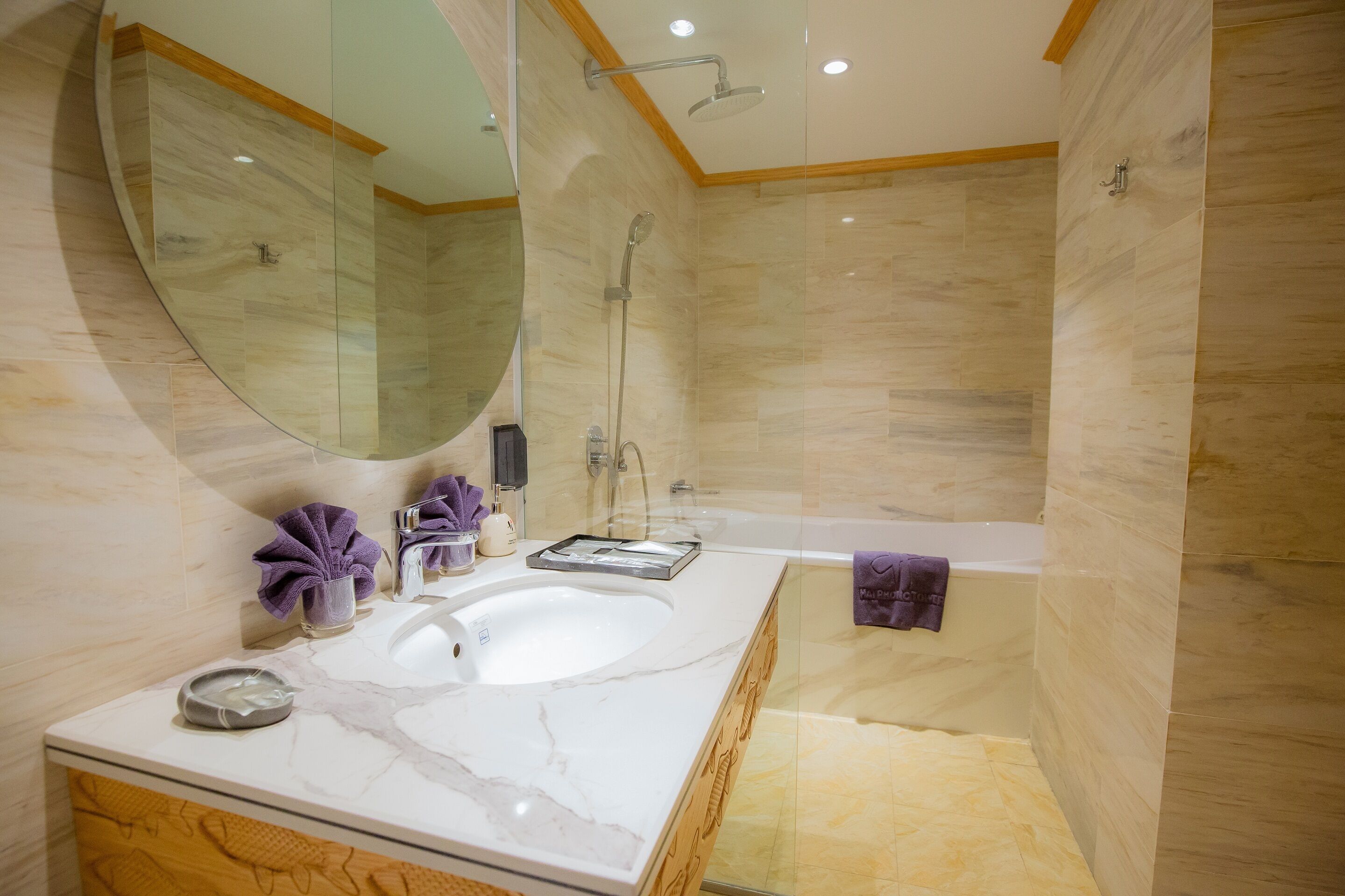 Combined shower/tub, rainfall showerhead, hair dryer, slippers