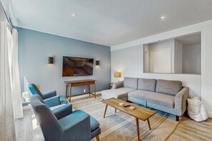 TV, fireplace - Two-story, dog-friendly mountain condo w/shared hot tub, pool, gas stove (Mammoth Lakes)