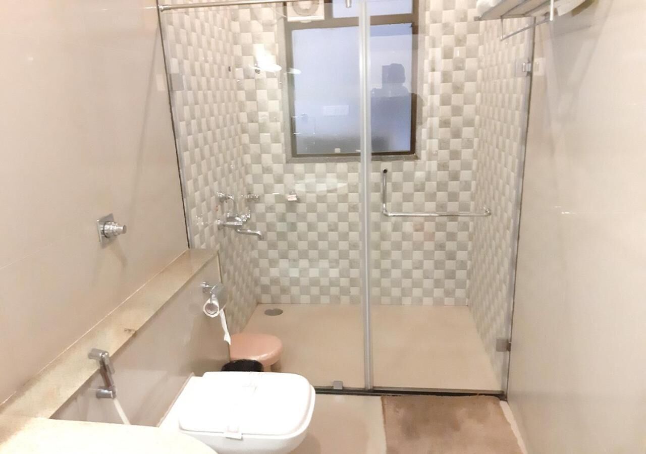 Shower, free toiletries, towels