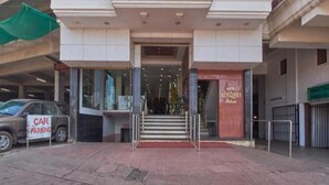 A hotel entrance with a sign indicating car parking. - Hotel Adarsha Palace (Belagavi)