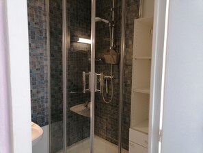 Dusche, Handtücher, Toilettenpapier