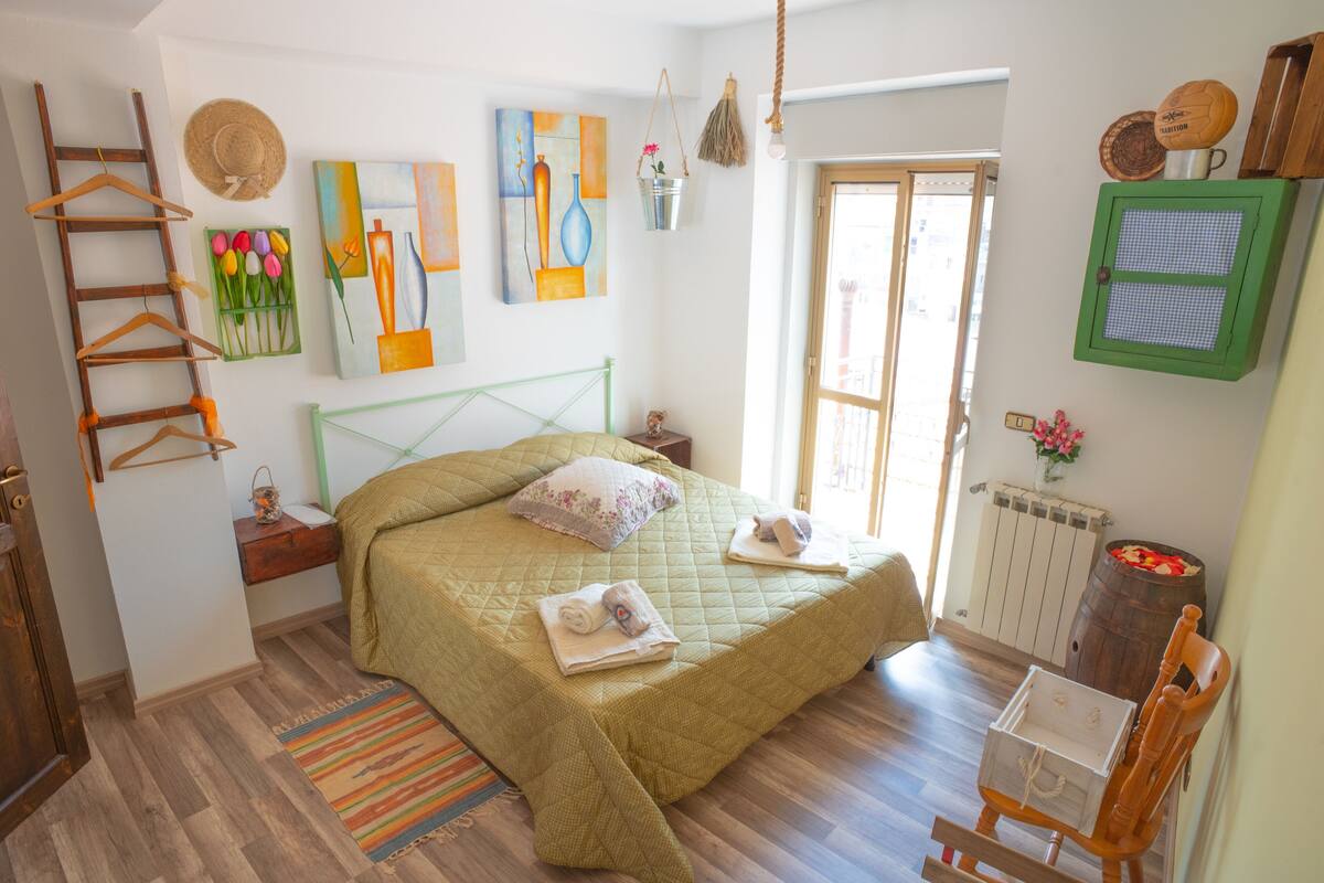 Minibar, desk, iron/ironing board, bed sheets