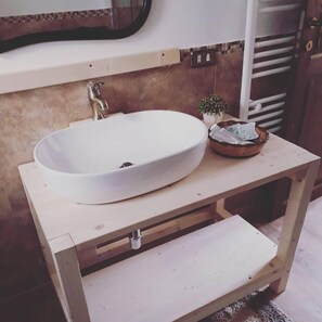 Dusche, kostenlose Toilettenartikel, Haartrockner, Hausschuhe