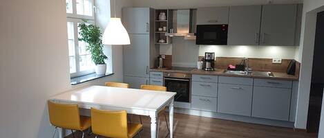 Appartement (Hasensasse) | Cuisine privée | Grand réfrigérateur, plaque de cuisson, grille-pain, chaise haute