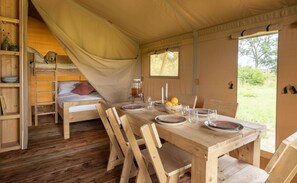 Comfort-telt - 2 soveværelser - hawaiiansk terrasse - have-område | Spisning på værelset