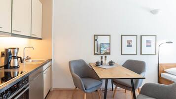 Refrigerador, horno, cafetera y tetera y tetera eléctrica