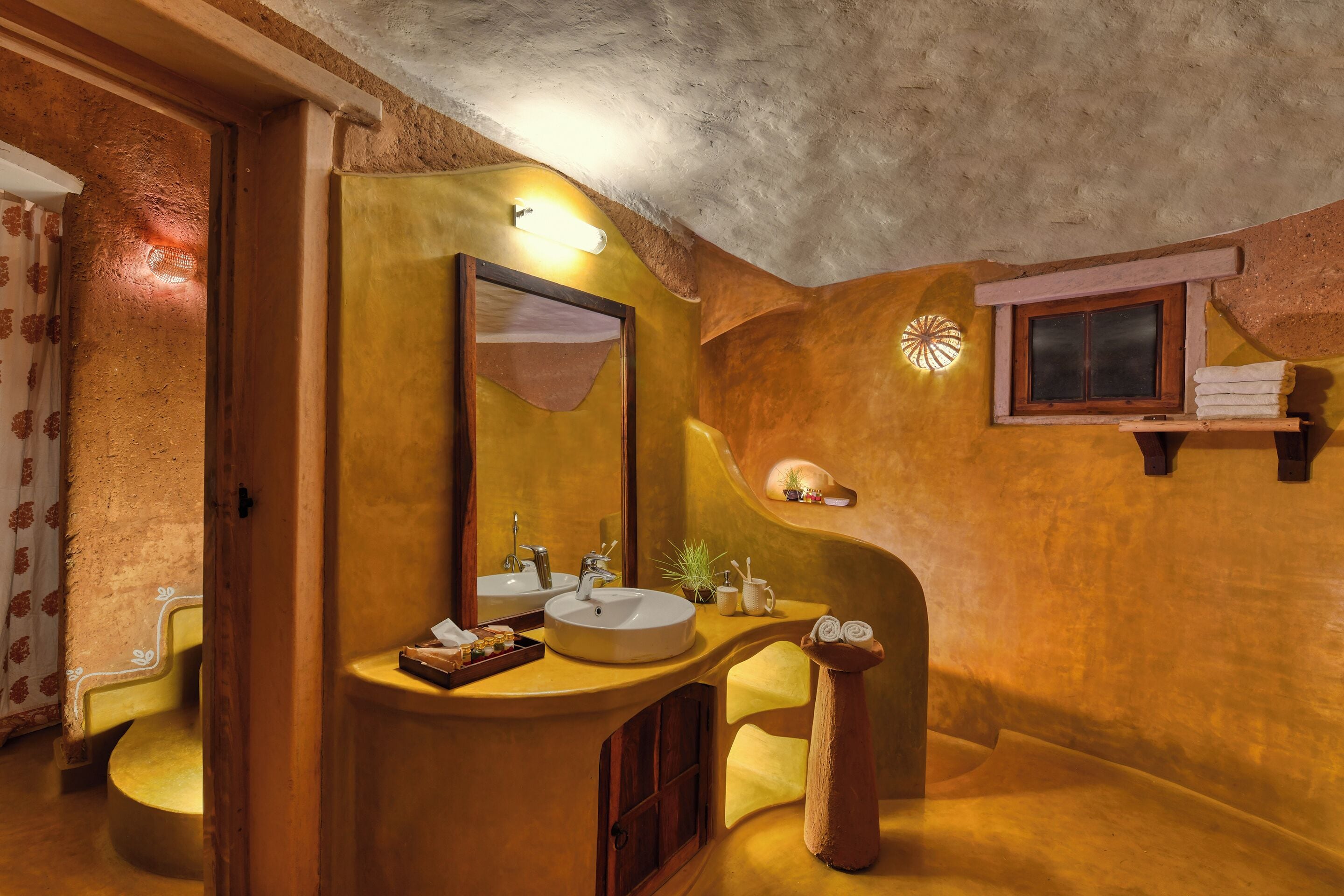 Een badkamer met een wastafel, spiegel en handdoekhouder.
