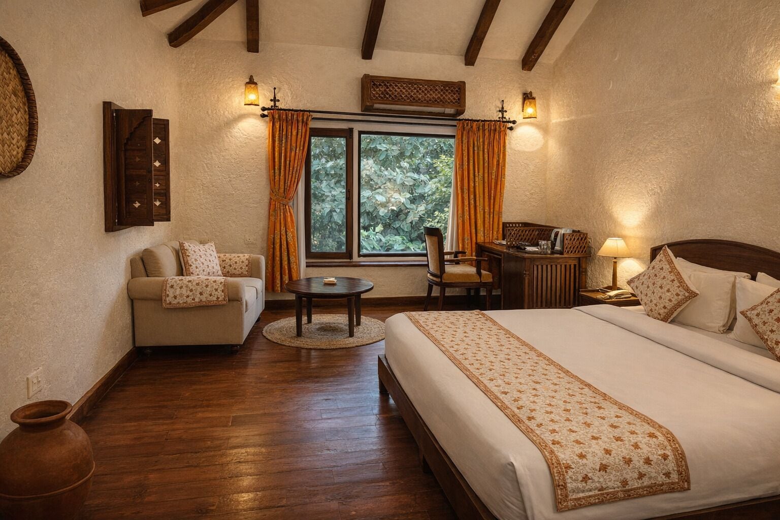 Una habitación de hotel con cama, sofá, mesita, escritorio y ventana con cortinas.