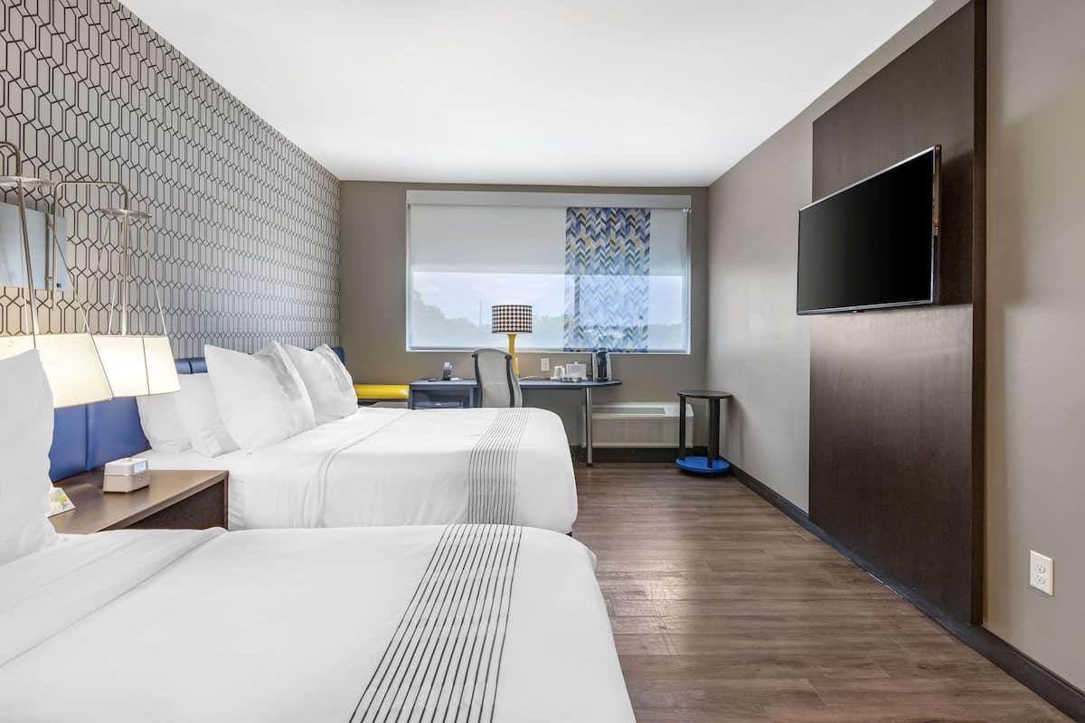 Habitación estándar, 2 camas Queen size, para no fumadores, refrigerador y microondas | Ropa de cama de alta calidad, edredón y camas con pillow-top