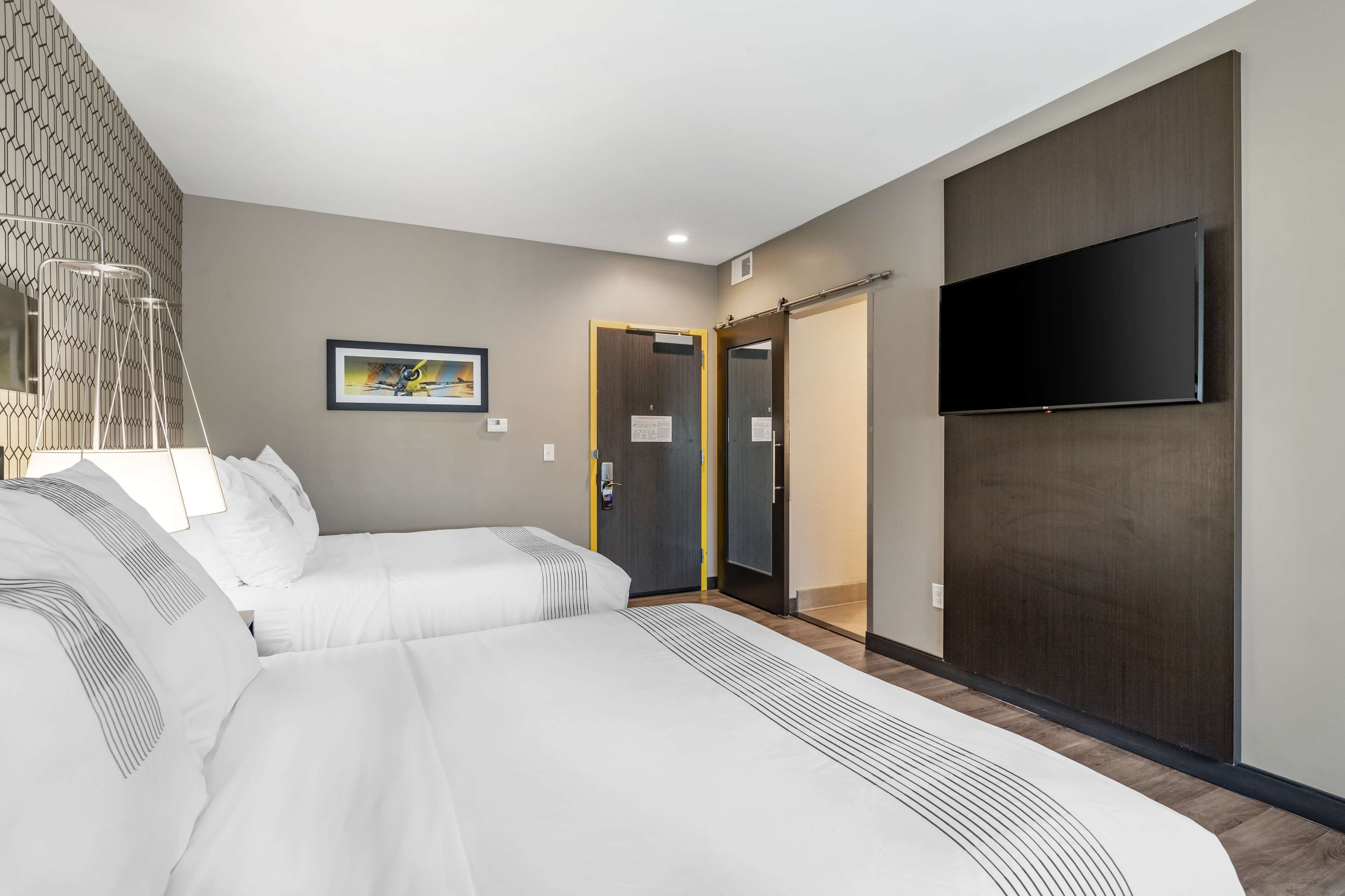 standard room, 2 queen beds, non smoking, refrigerator & microwave | 1 bedroom, premium bedding, down duvets, pillow-top beds