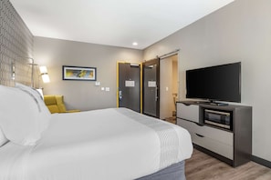 Premium bedding, down duvets, pillow-top beds, desk - GLō Best Western  Savannah-Gateway I-95 (Savannah)